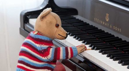 Teddy spielt Klavier